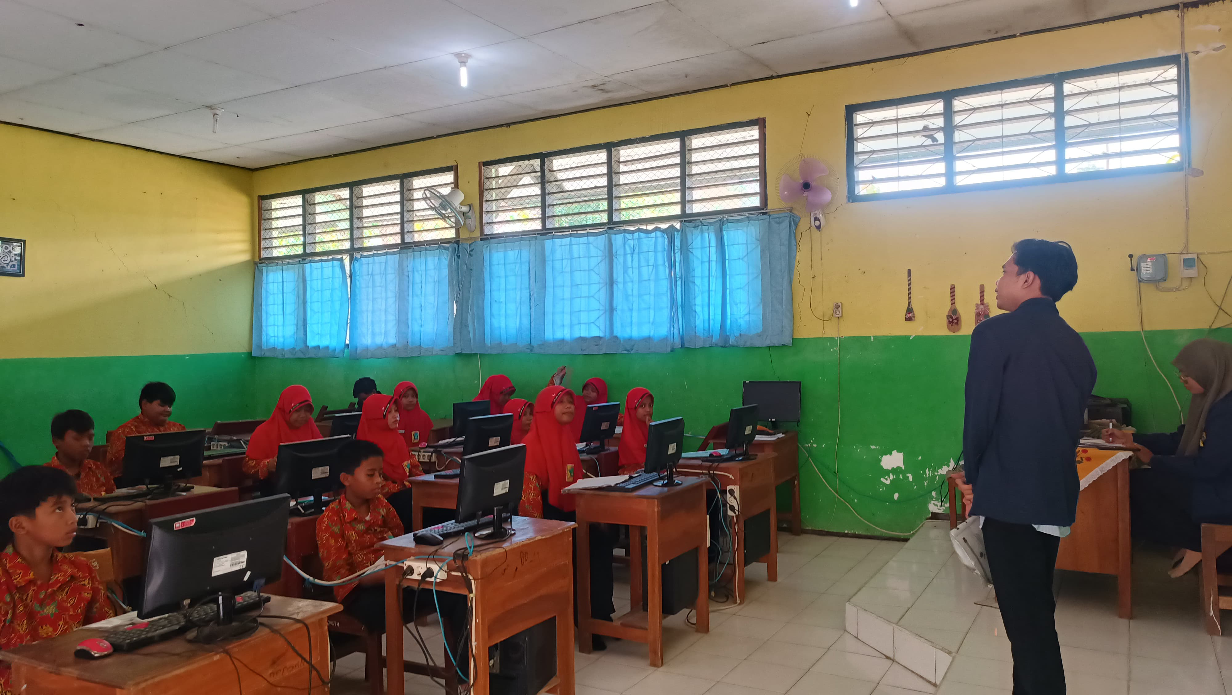Belajar di Lab Informatika